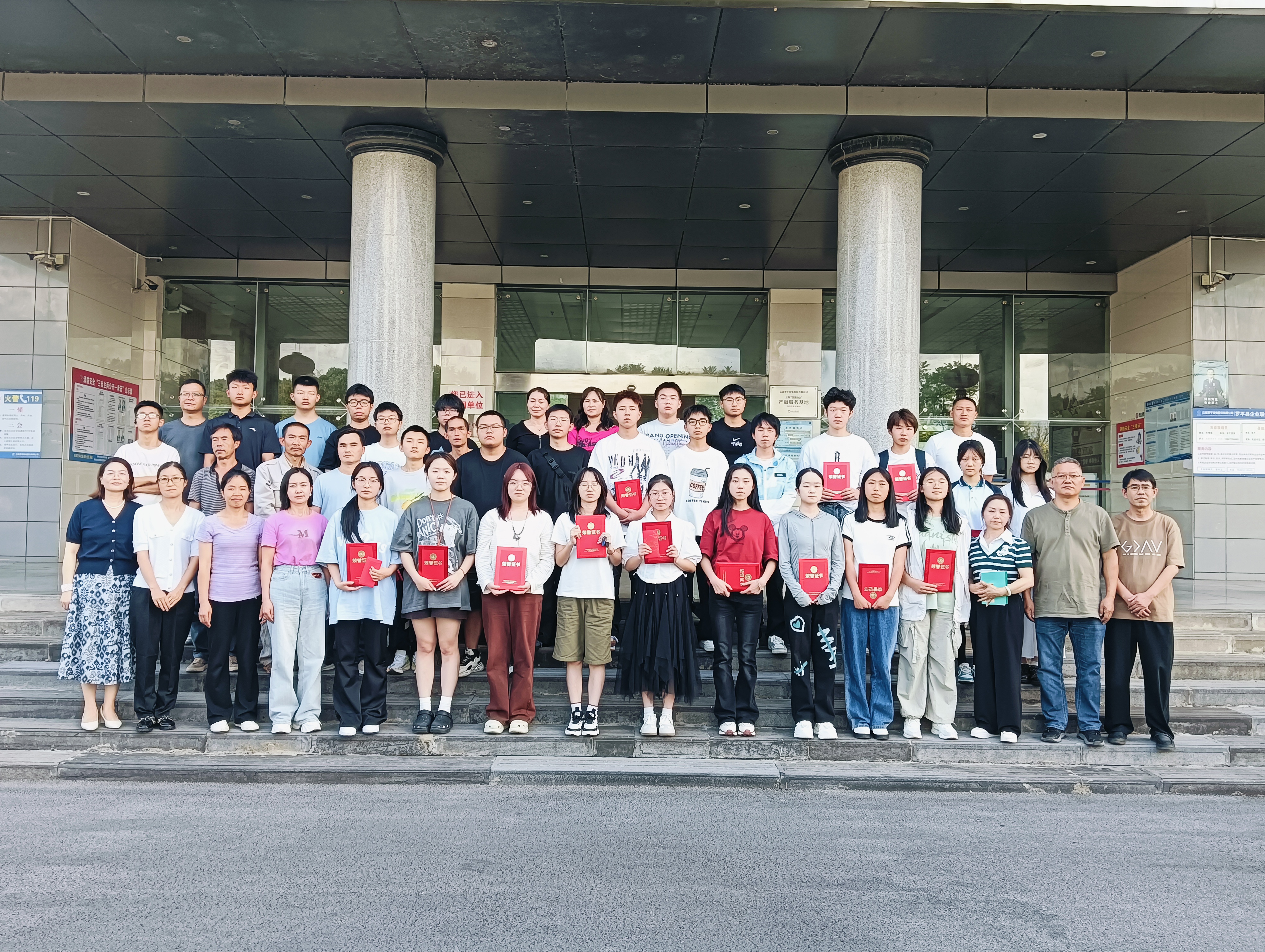 锌火相传&middot;智启新程&mdash;&mdash;伟德betvlctor1946源于英国召开2025年职工子女教育激励表扬座谈会